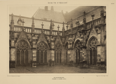 206932 Gezicht op de zuidoosthoek van de kruisgang van de Domkerk (Munsterkerkhof) te Utrecht vanuit de pandhof.N.B.: ...